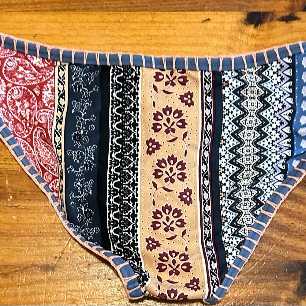 MinkPink swimsuit bottoms. Size Medium. Never worn